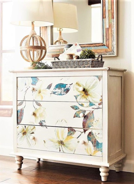 cassettiera con tre cassetti a fiori azzurri bianchi