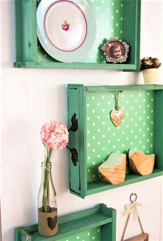 piccole cassette verdi con sfondo a pois