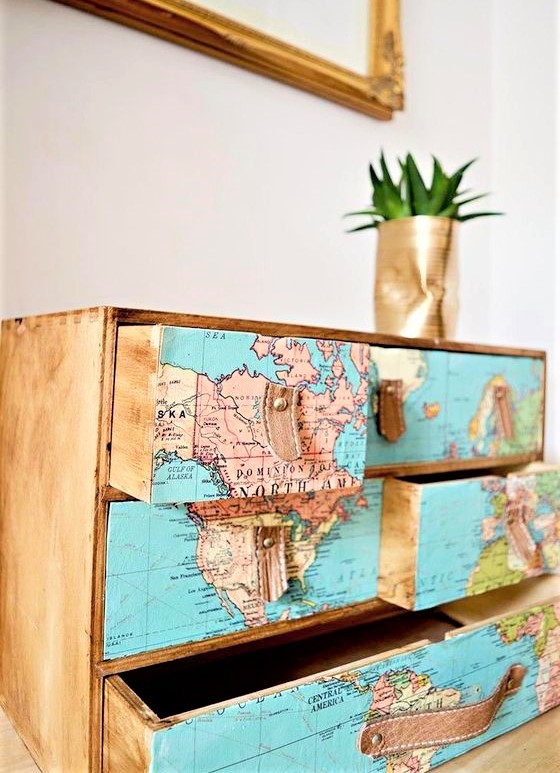 cassettiera con manici in pelle e vaso dorato