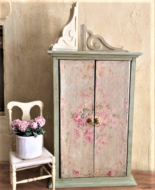 piccolo mobiletto a doppia anta con sediolina