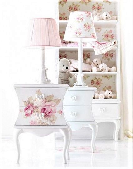 piccolo comodino bianco con fiori rosa