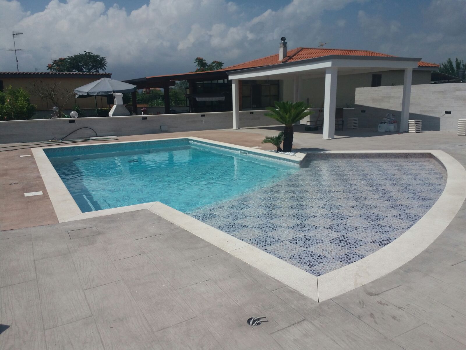 Piscina multicolor a mosaico